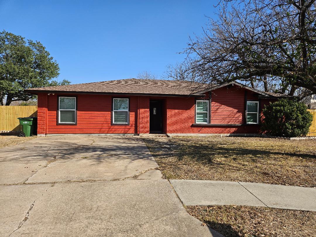 Ranch-style home with driveway