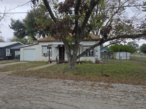 Photo of 200 W Moerbe ST, Thorndale, TX 76577 (MLS # 2016007)