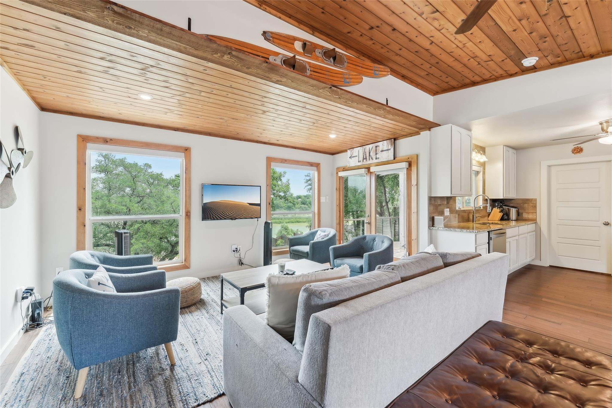 913 Lake Shore DR