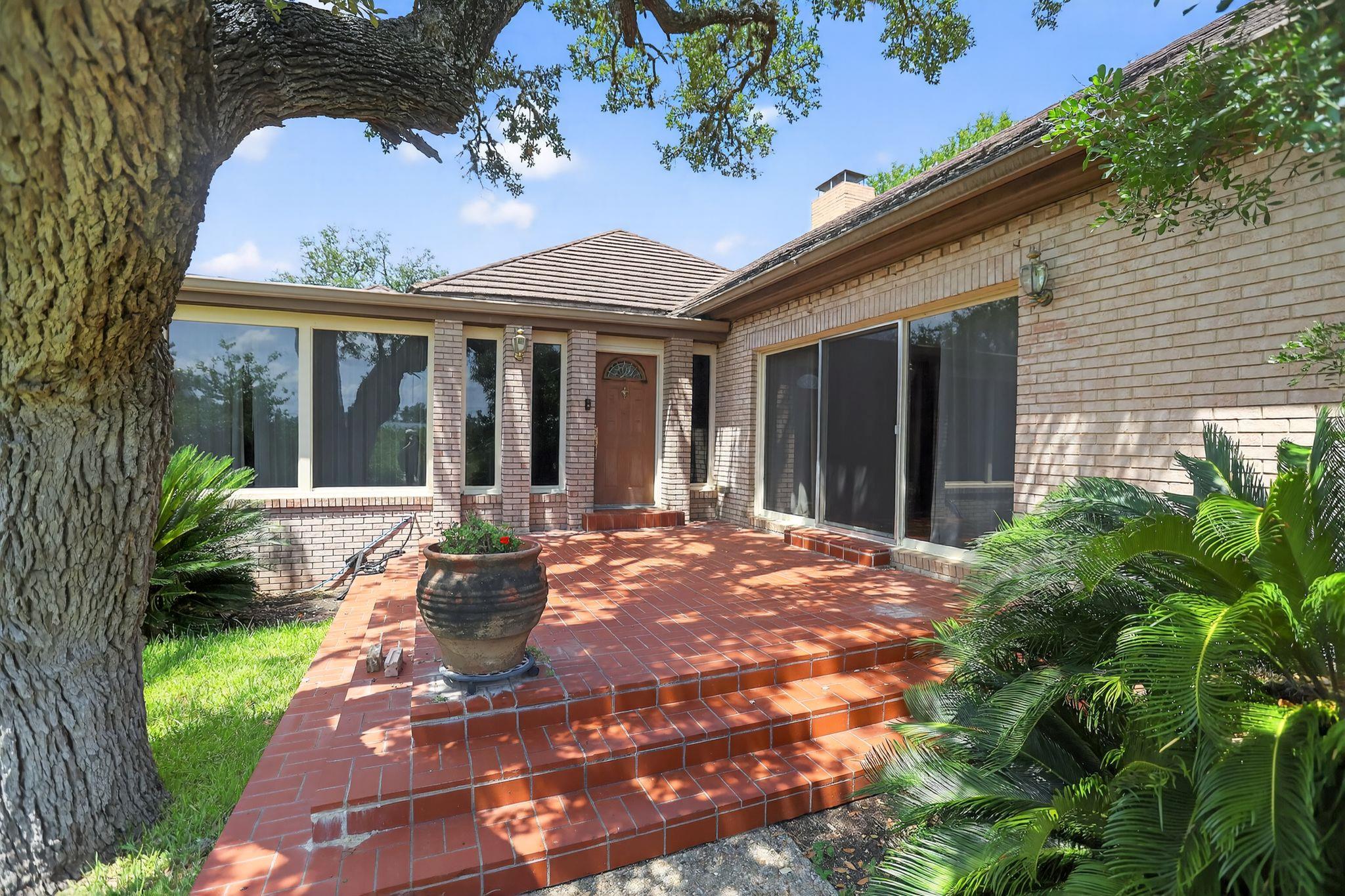 310 Woodland Oaks TRL