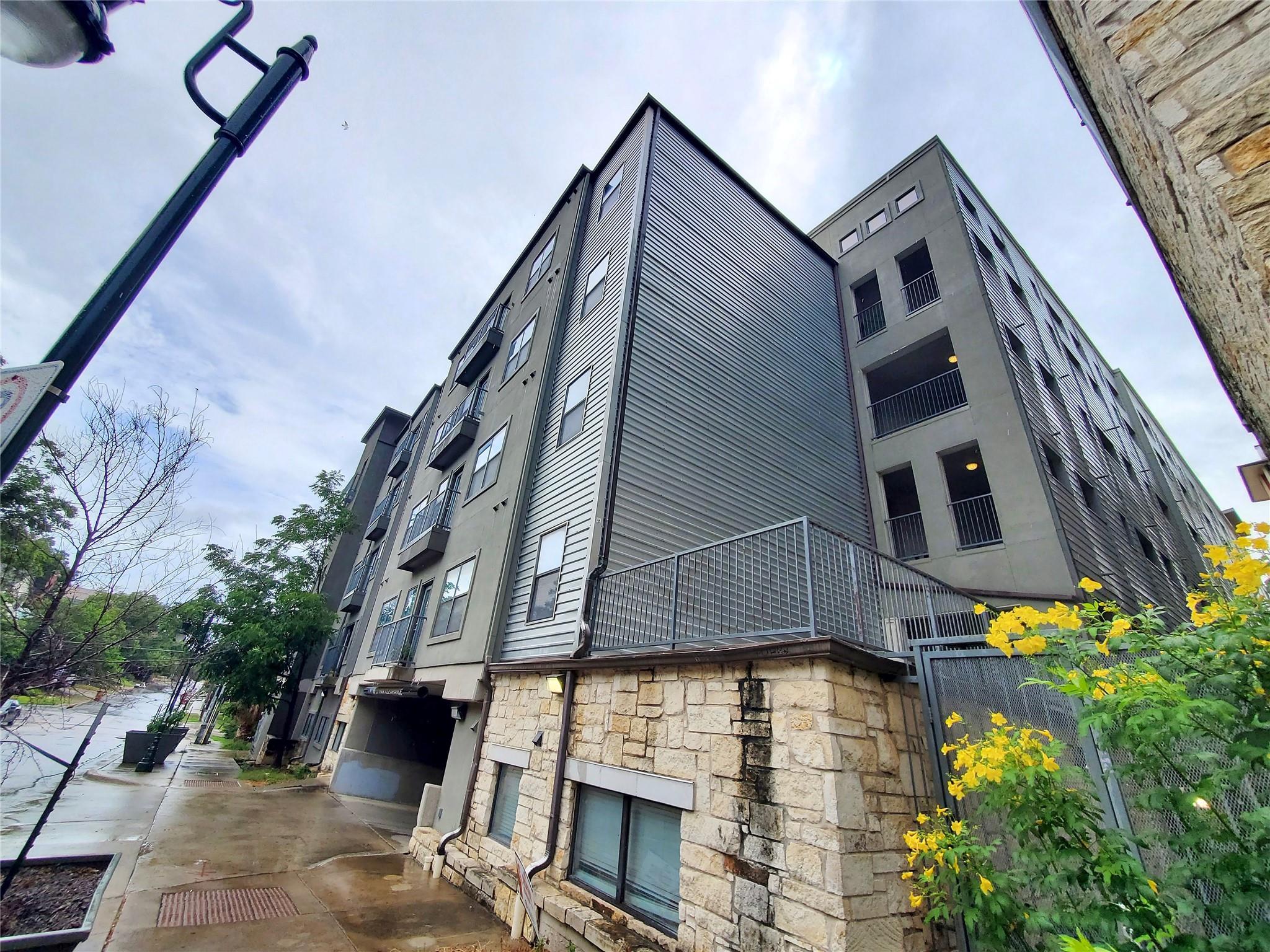 View Austin, TX 78705 condo