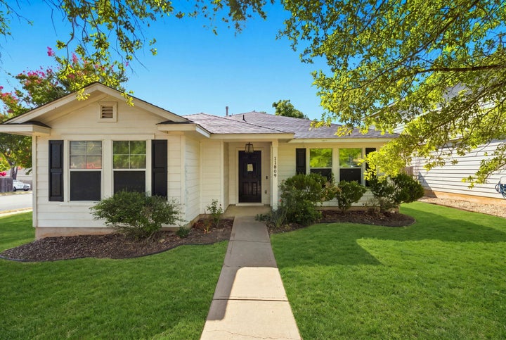 Photo 1 of 20 — 11809 Briarcreek LOOP, Manor, TX 78653