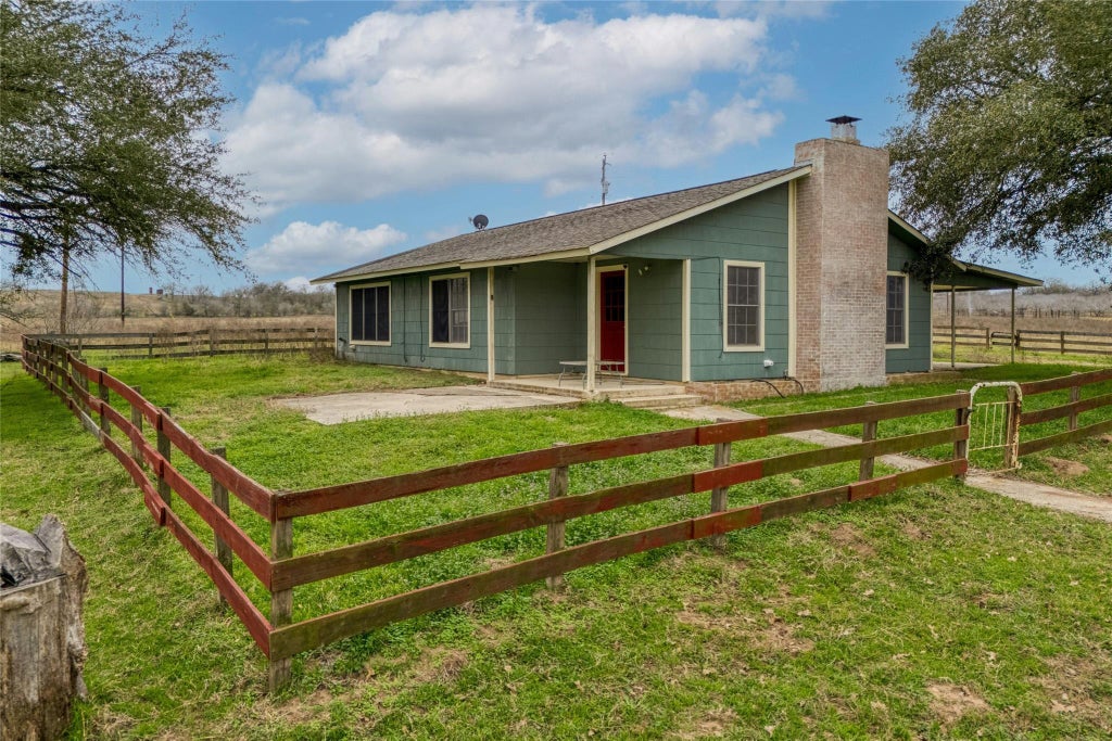 Photo of 103 Robin LN, Luling, TX 78648 (MLS # 3335001)