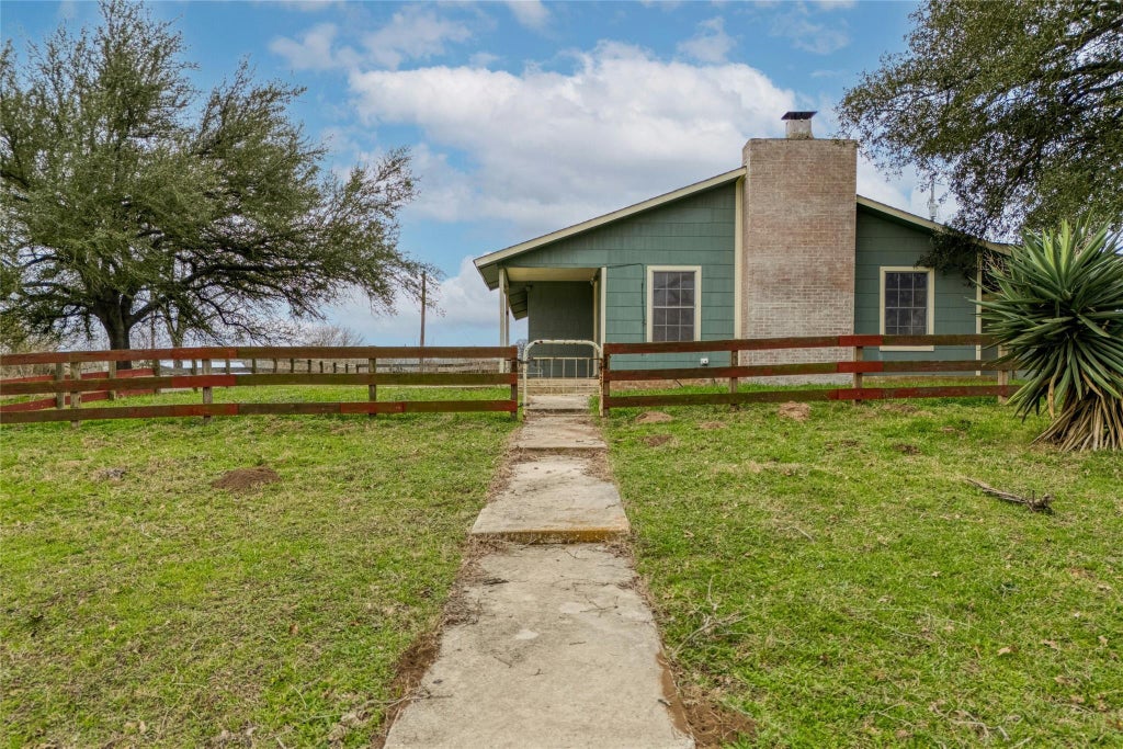 Photo of 103 Robin LN, Luling, TX 78648 (MLS # 3335001)