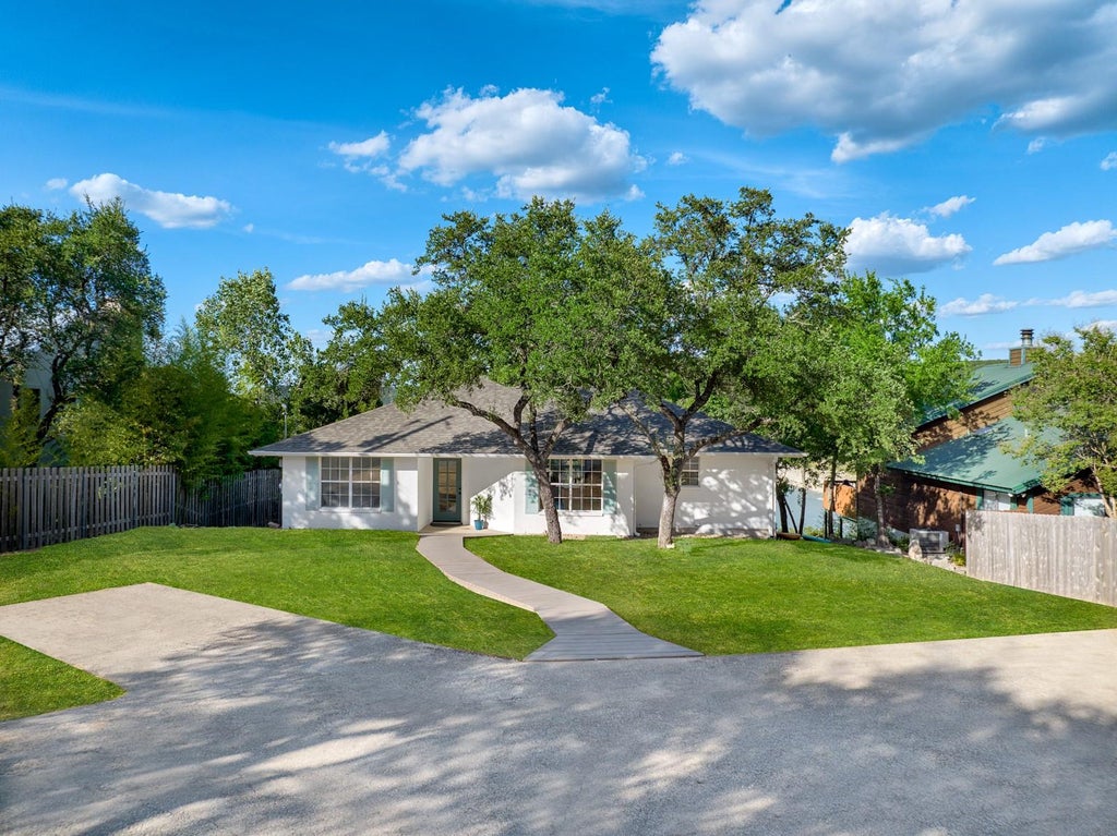 Photo of 18302 W Rim DR, Jonestown, TX 78645 (MLS # 3114369)