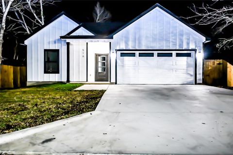 516 N Hackberry Ave Luling TX 78648