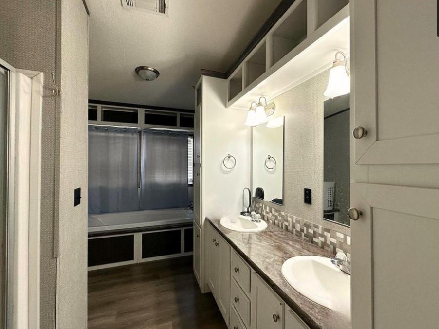 2130 Mathias LN
