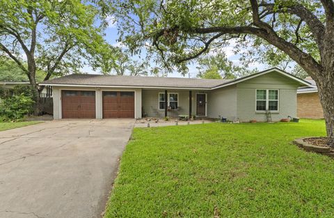 3206 Silverleaf DR Austin TX 78757