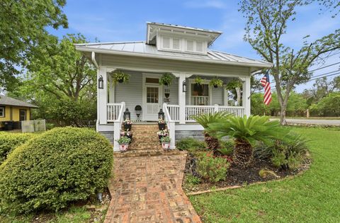 Photo of 221 N Johnson Ave, San Marcos, TX 78666 (MLS # 2345388)