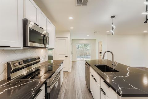 Tiny photo for 10710 Crestview DR, Jonestown, TX 78645 (MLS # 6386677)