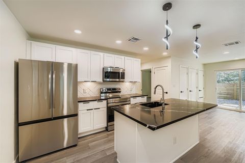 Tiny photo for 10710 Crestview DR, Jonestown, TX 78645 (MLS # 6386677)