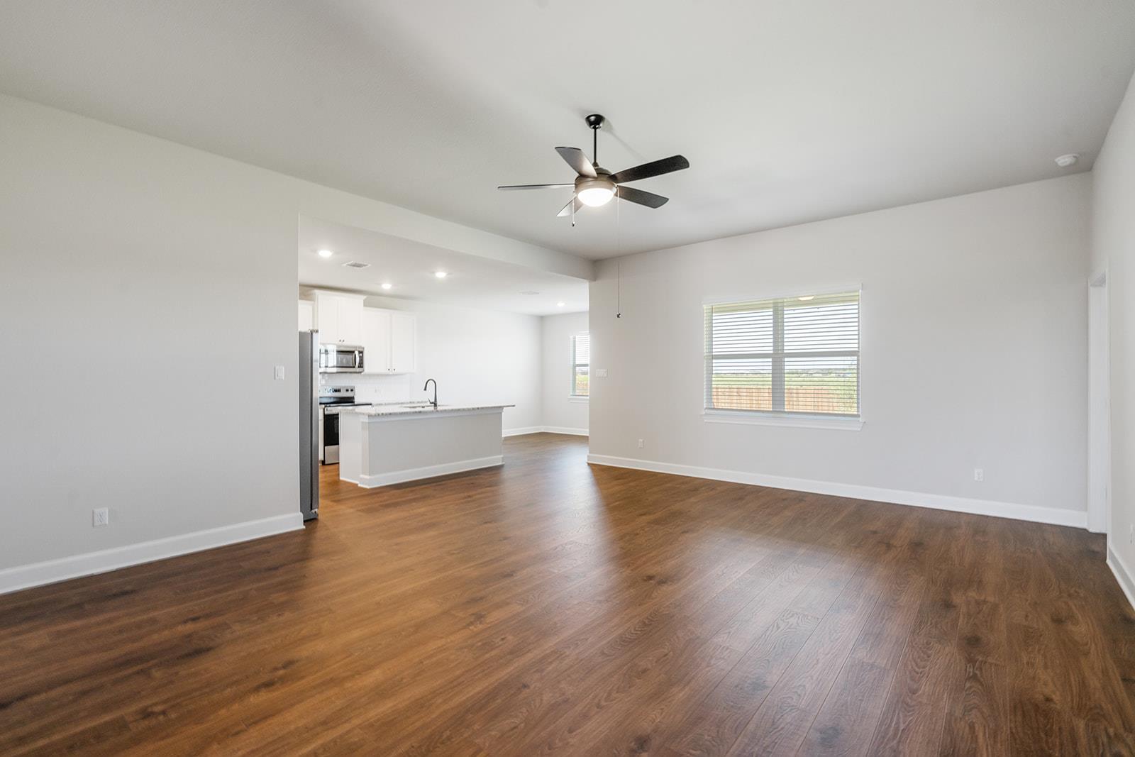 513 W Luna Blue LN