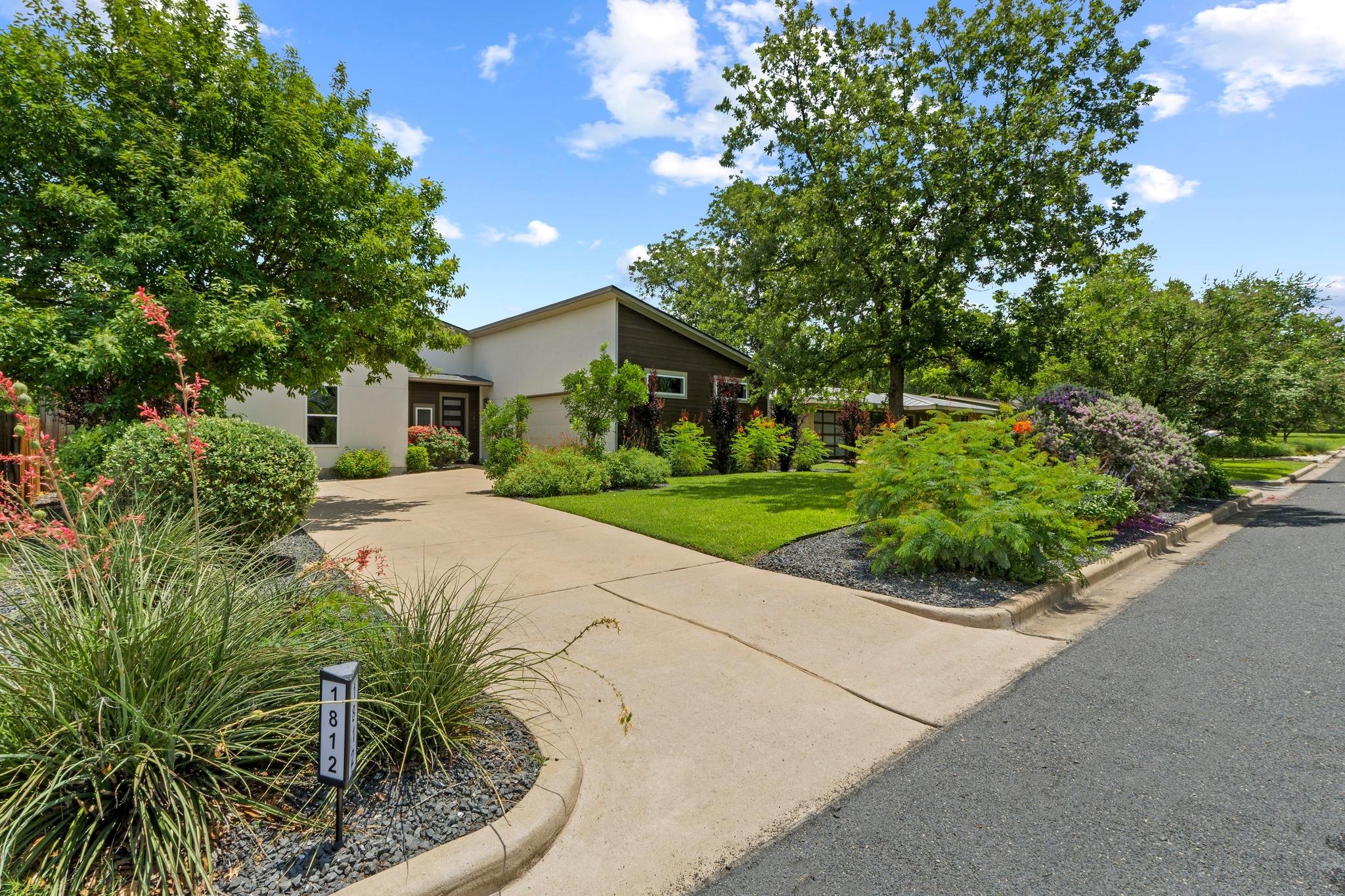 1812 Aggie LN
