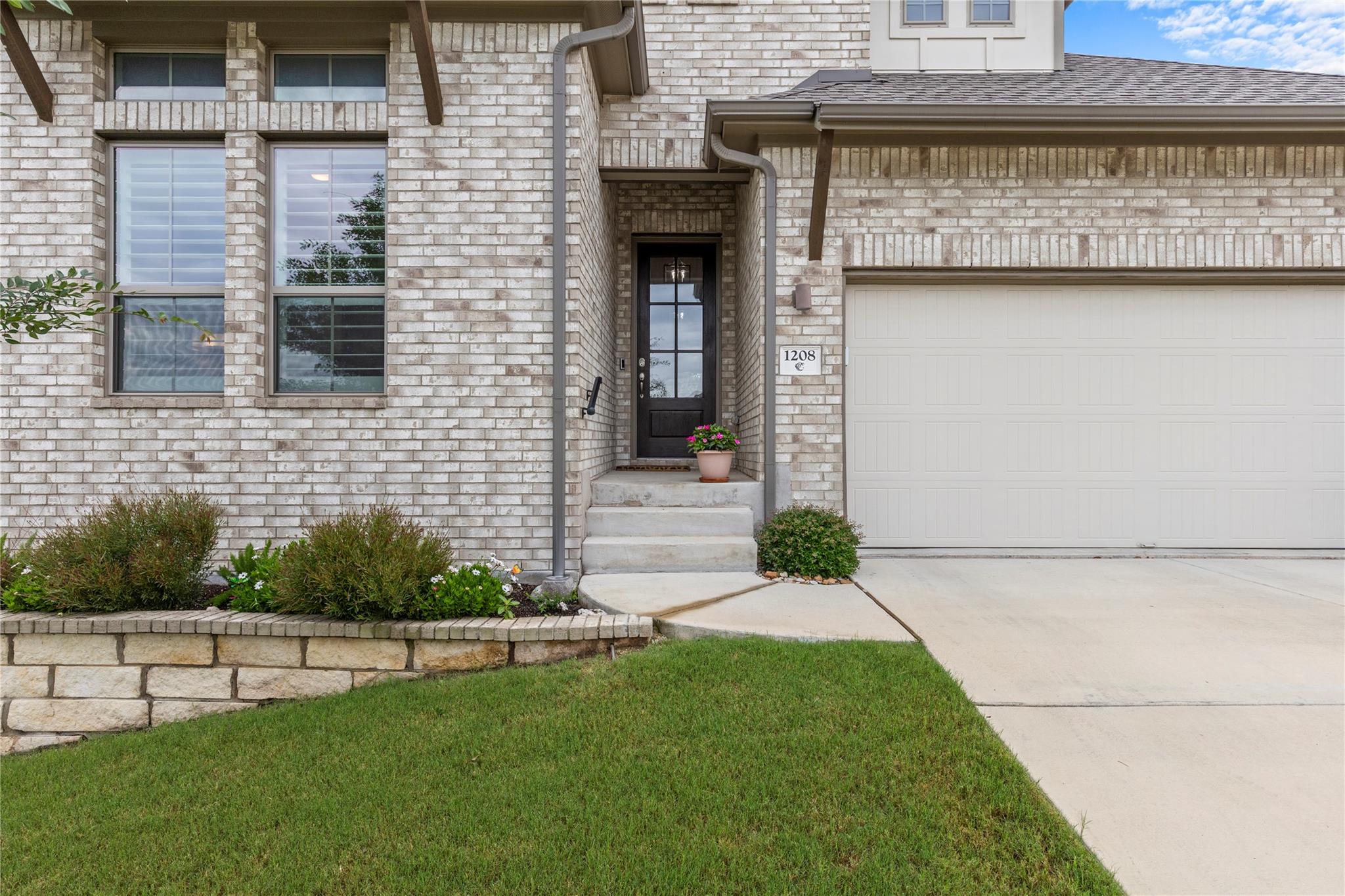 1208 WOLF HOLLOW DR