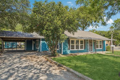 402 Burges ST Seguin TX 78155