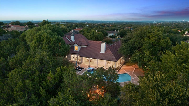 Photo 1 of 40 — 6 Candleleaf CT, The Hills, TX 78738