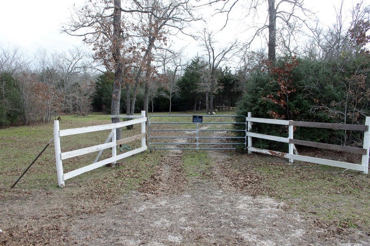 Photo 1 of 20 — 8729 E Fm 20 Highway, Dale, TX 78616