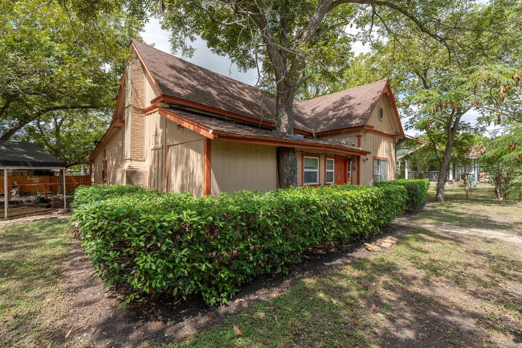 Photo of 719 S Guadalupe ST, Lockhart, TX 78644 (MLS # 9117419)