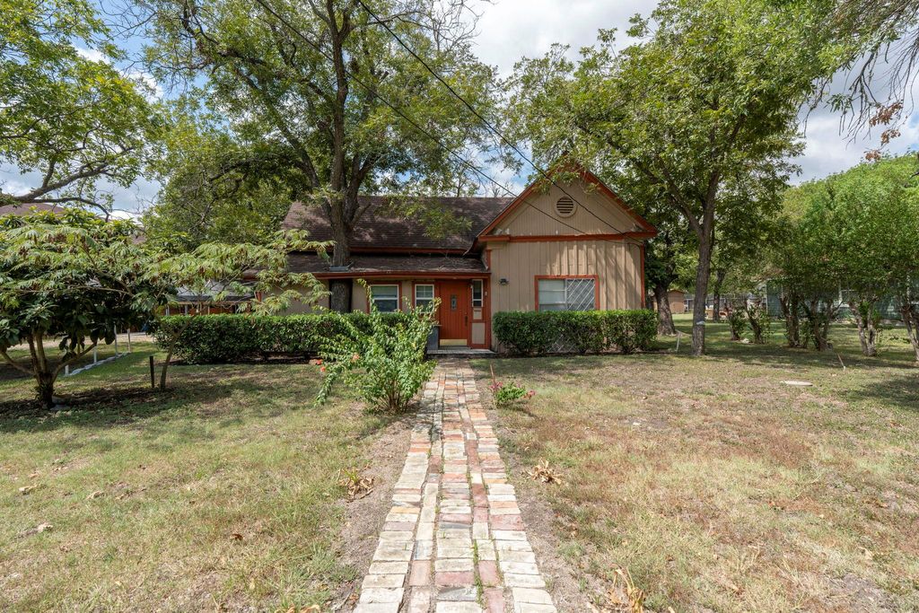 Photo of 719 S Guadalupe ST, Lockhart, TX 78644 (MLS # 9117419)