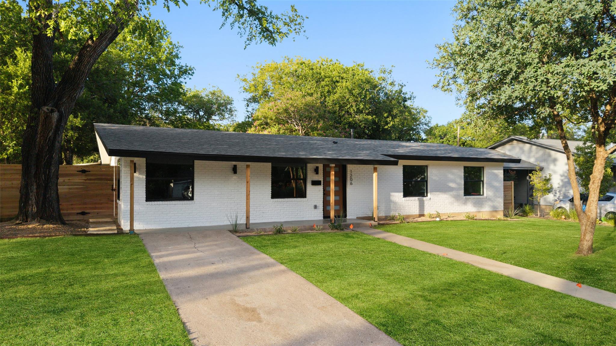 1206 Cloverleaf DR