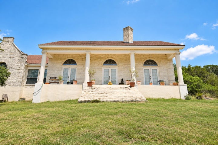 Photo 1 of 17 — 101 Harbour VW, Lakehills, TX 78063