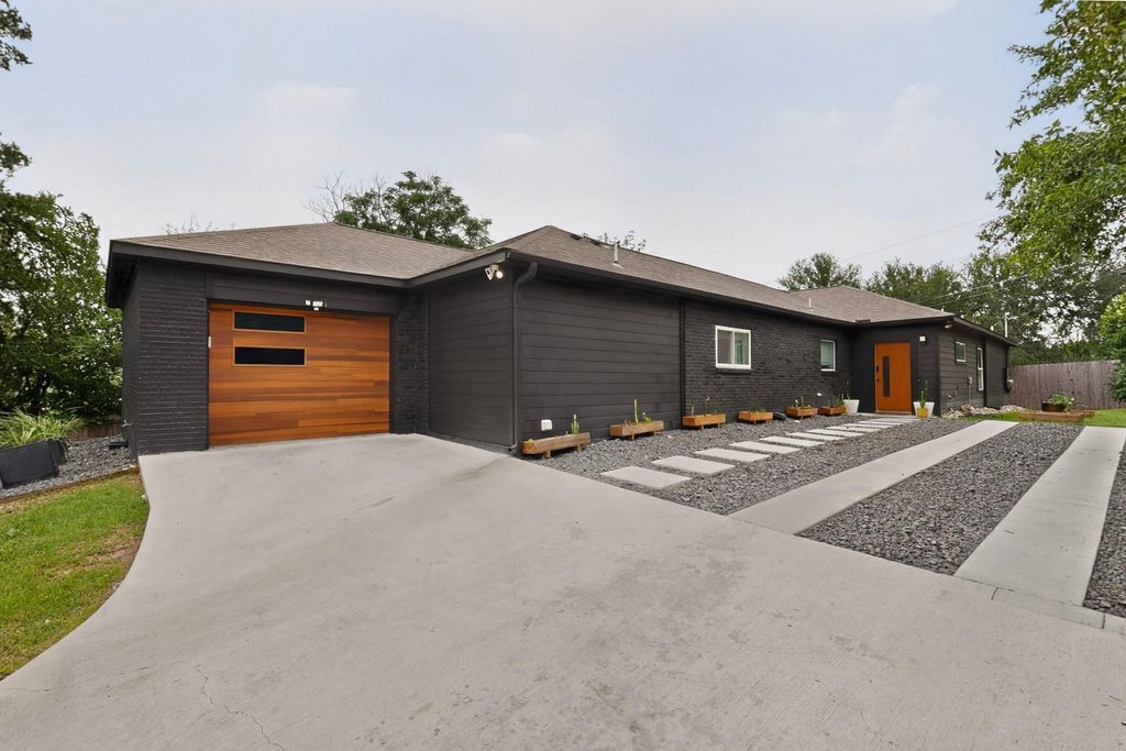 Photo of 3305 Hycreek DR, Austin, TX 78723 (MLS # 4832395)