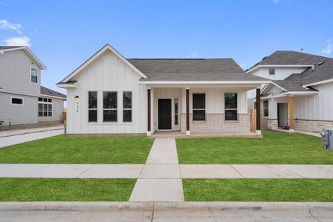 Photo of 132 Condesa ST, Kyle, TX 78640 (MLS # 5193655)