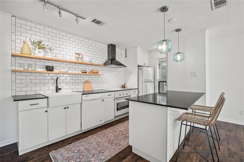 Photo of 1510 W North Loop BLVD #424, Austin, TX 78756 (MLS # 2573880)