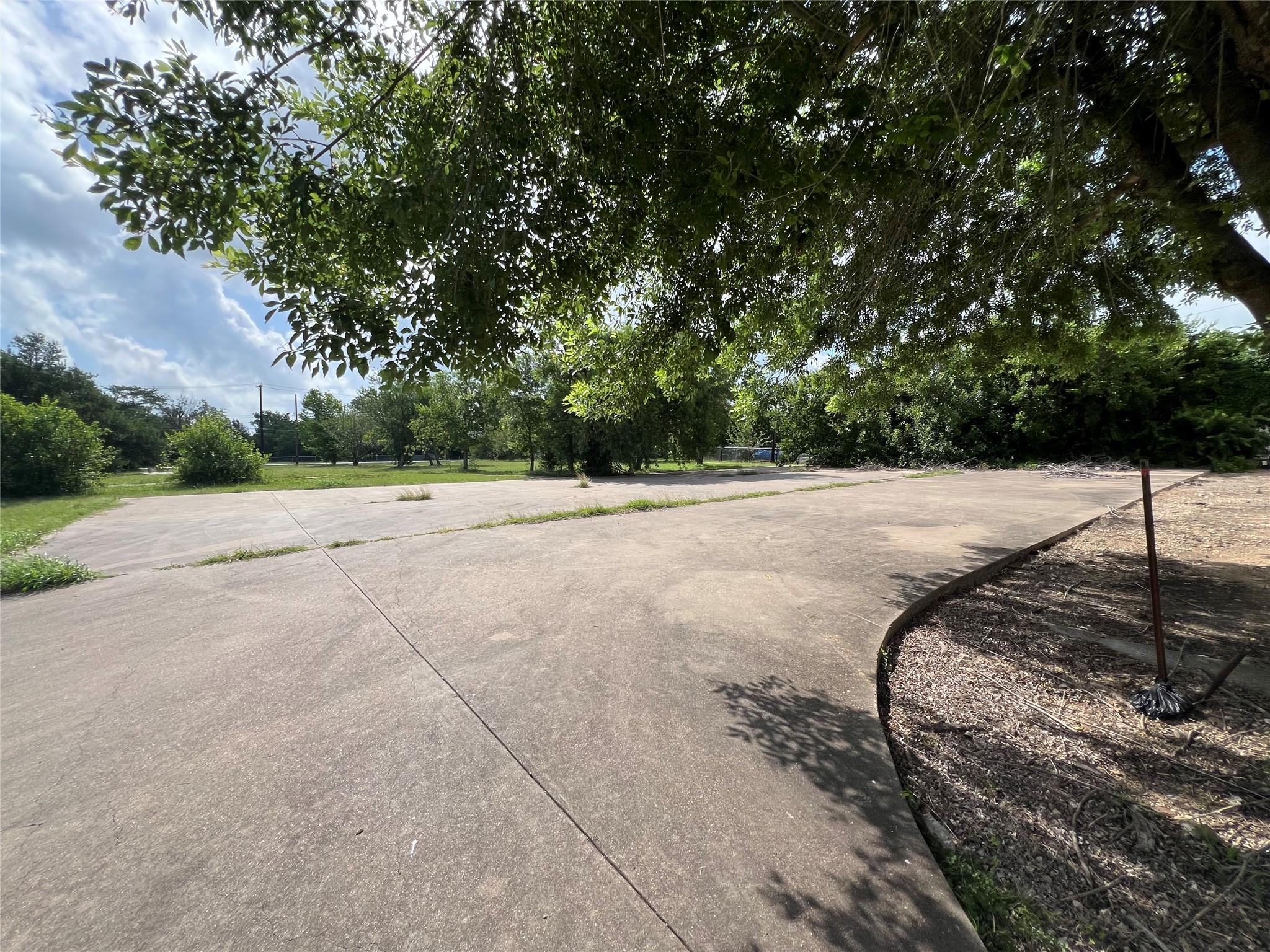 212 E Lake DR