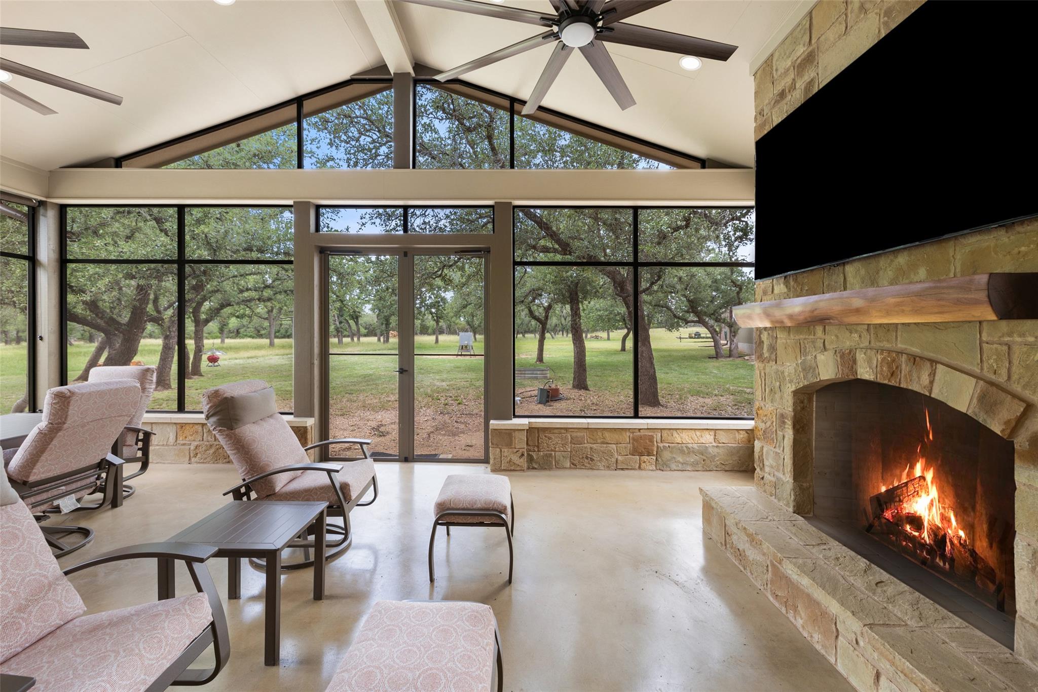 1241 Sandy Oaks Ranch RD