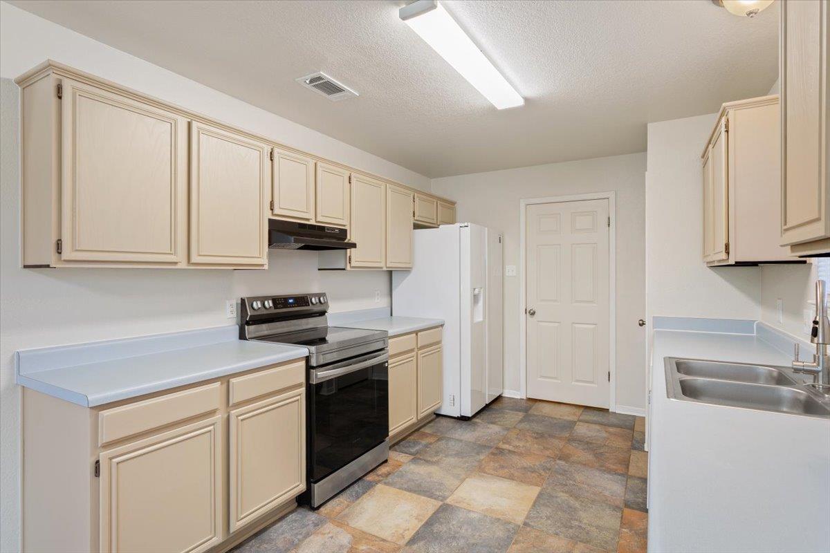 204 Rodeo CIR