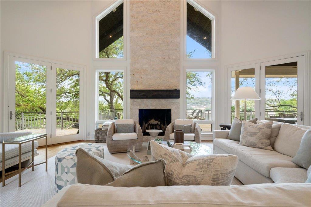 24729 Travis Lakeside CV