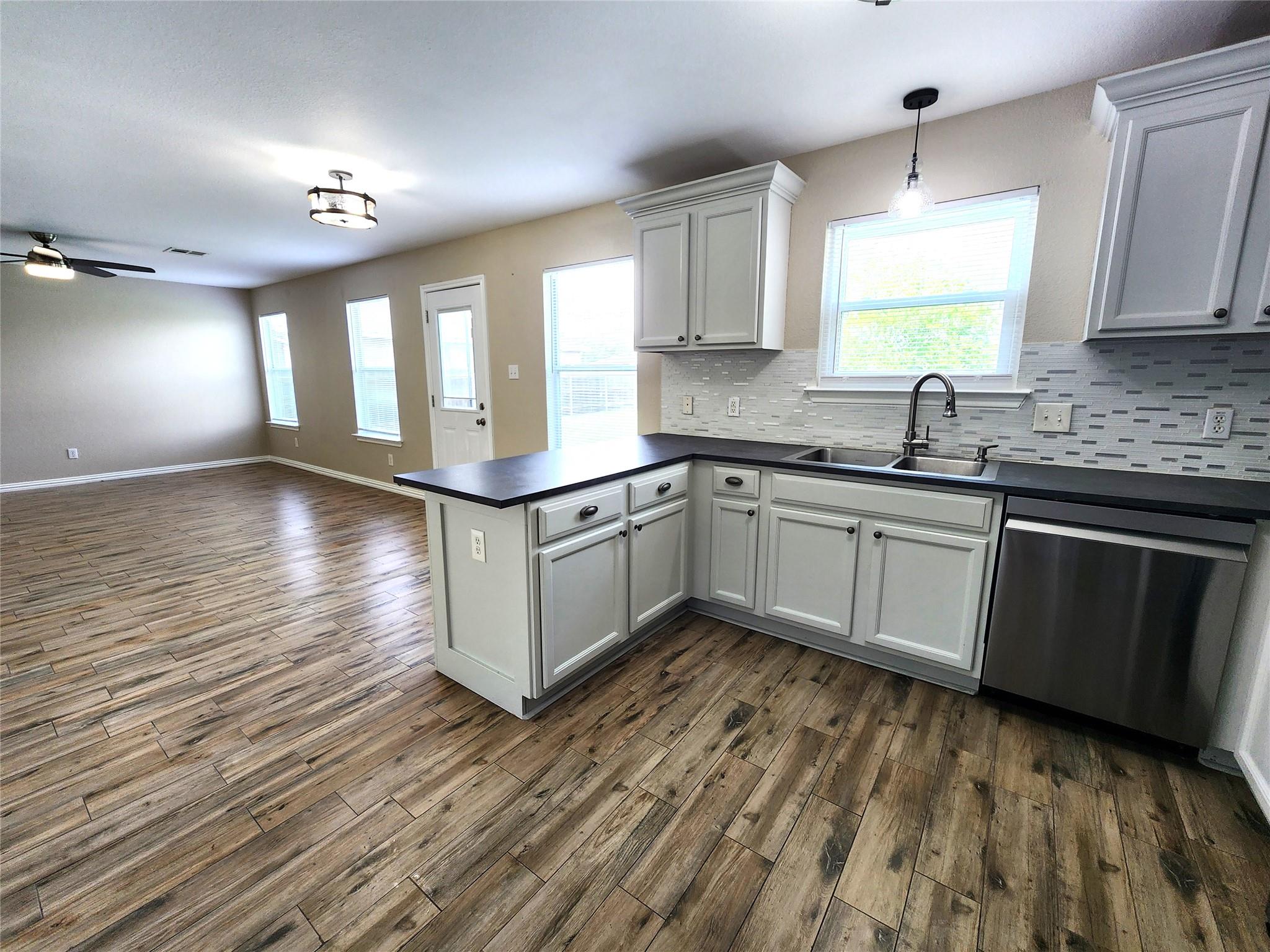 933 Meadow Ridge LOOP