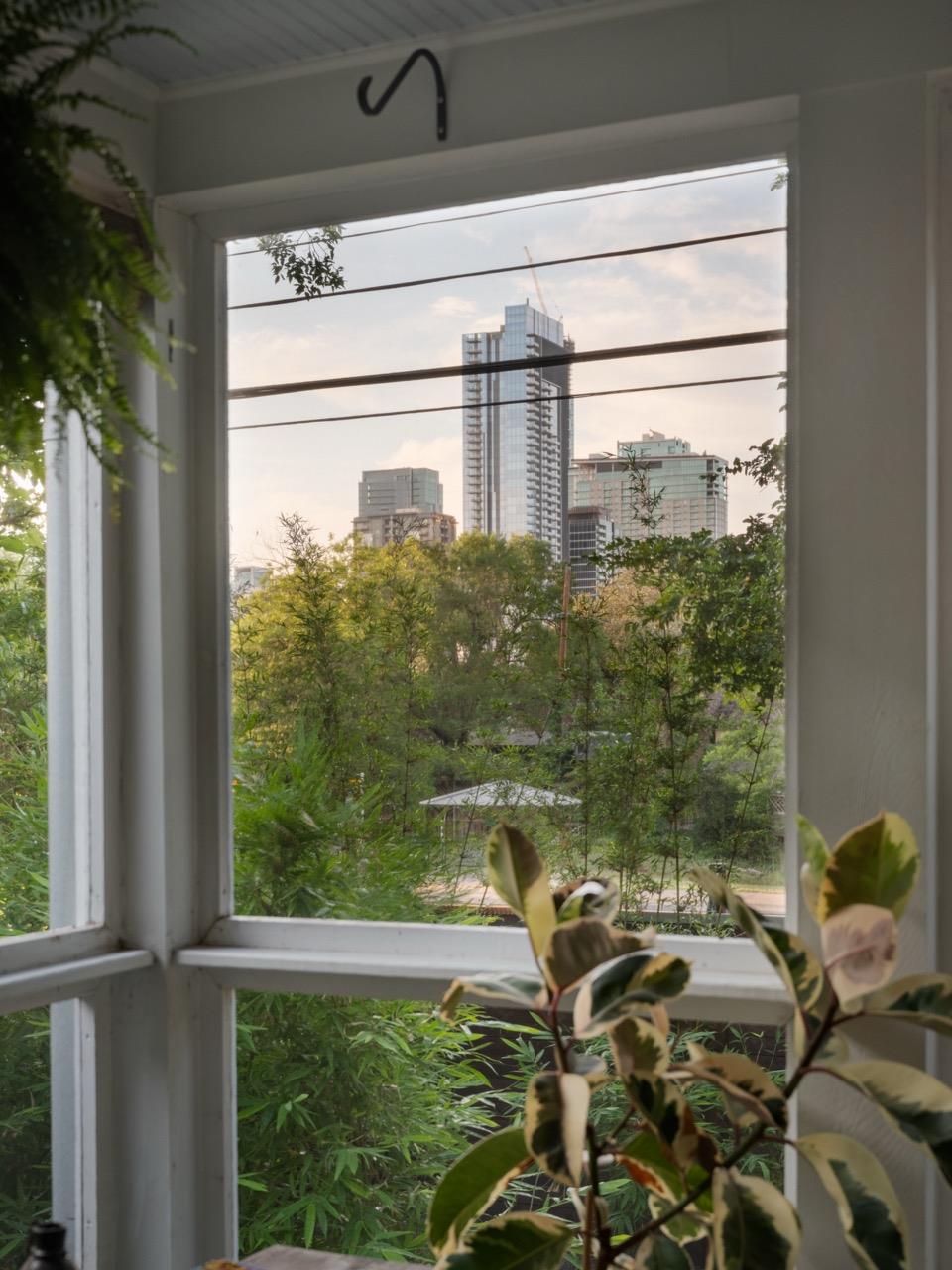 1005 E Riverside DR