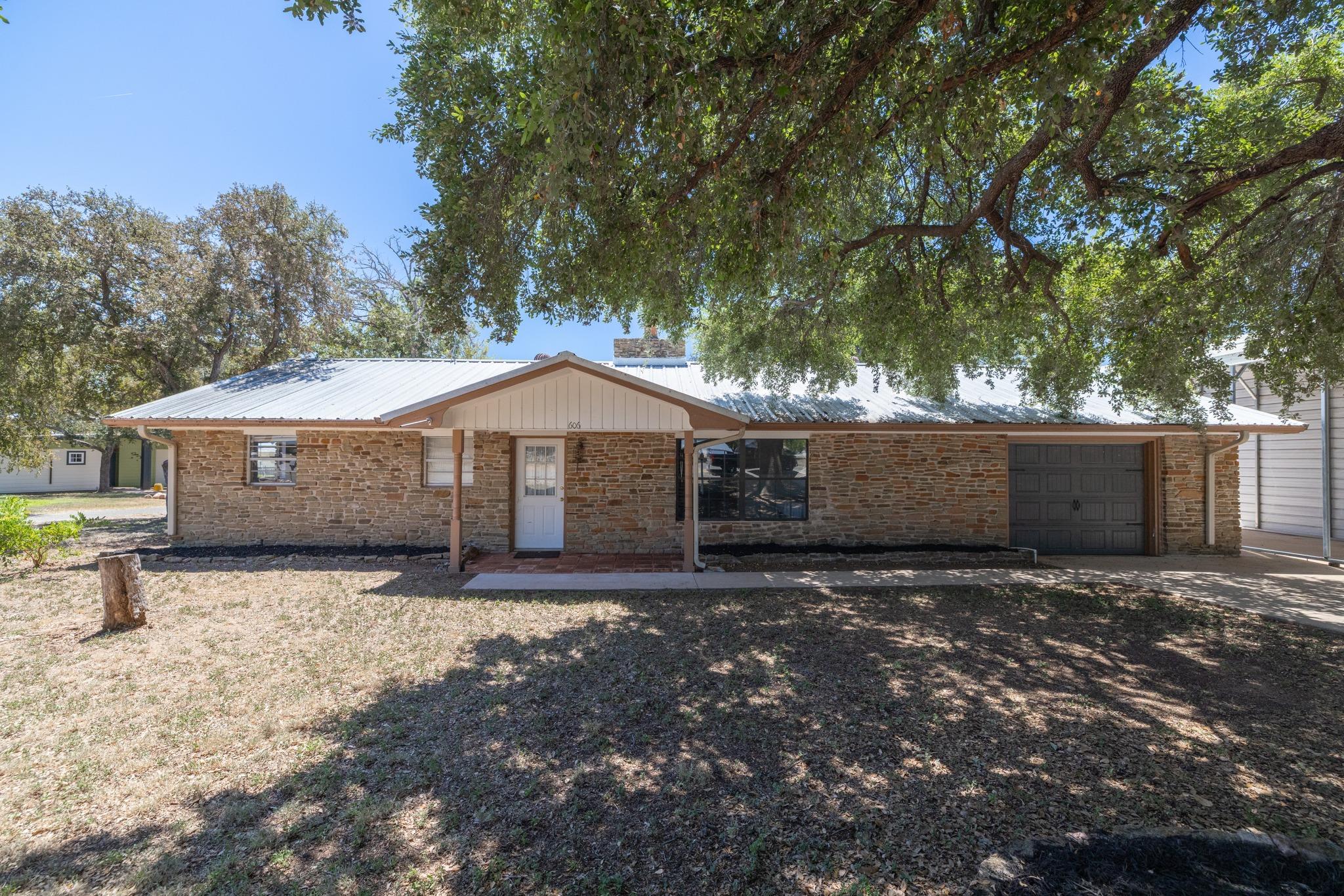 606 Cedar DR