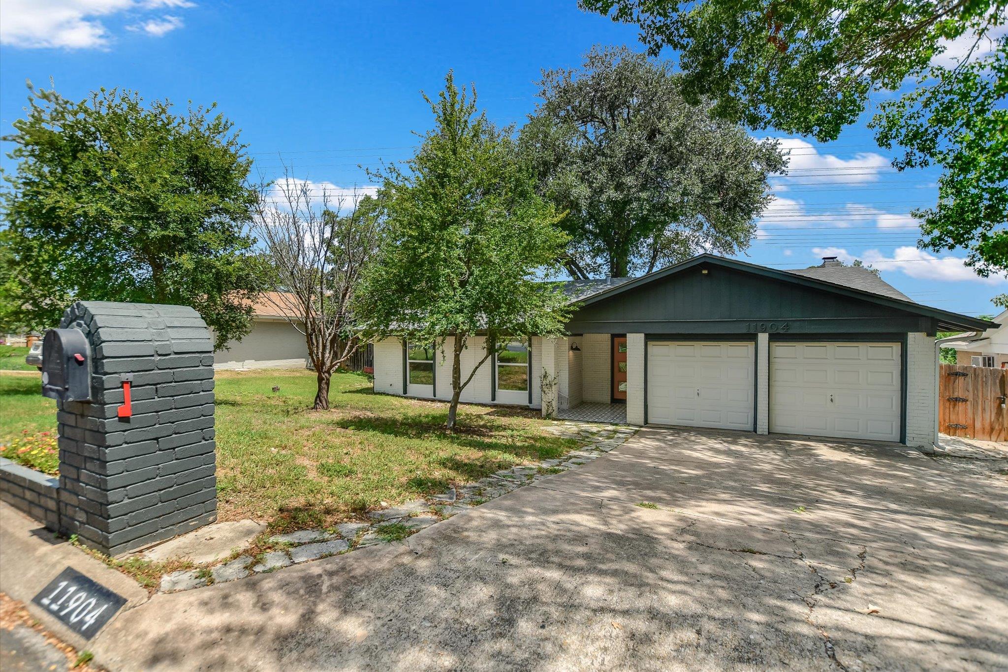 11904 Oakbrook DR