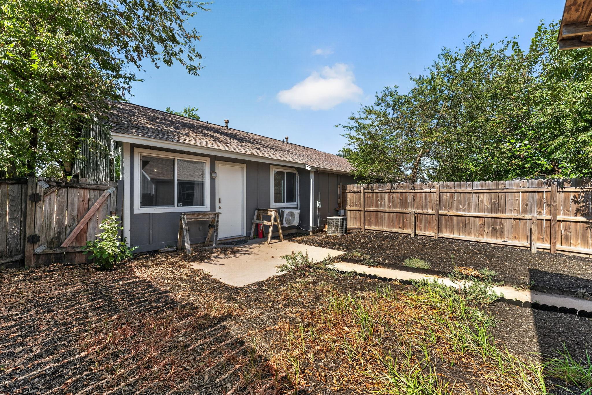 1404 W Braker LN