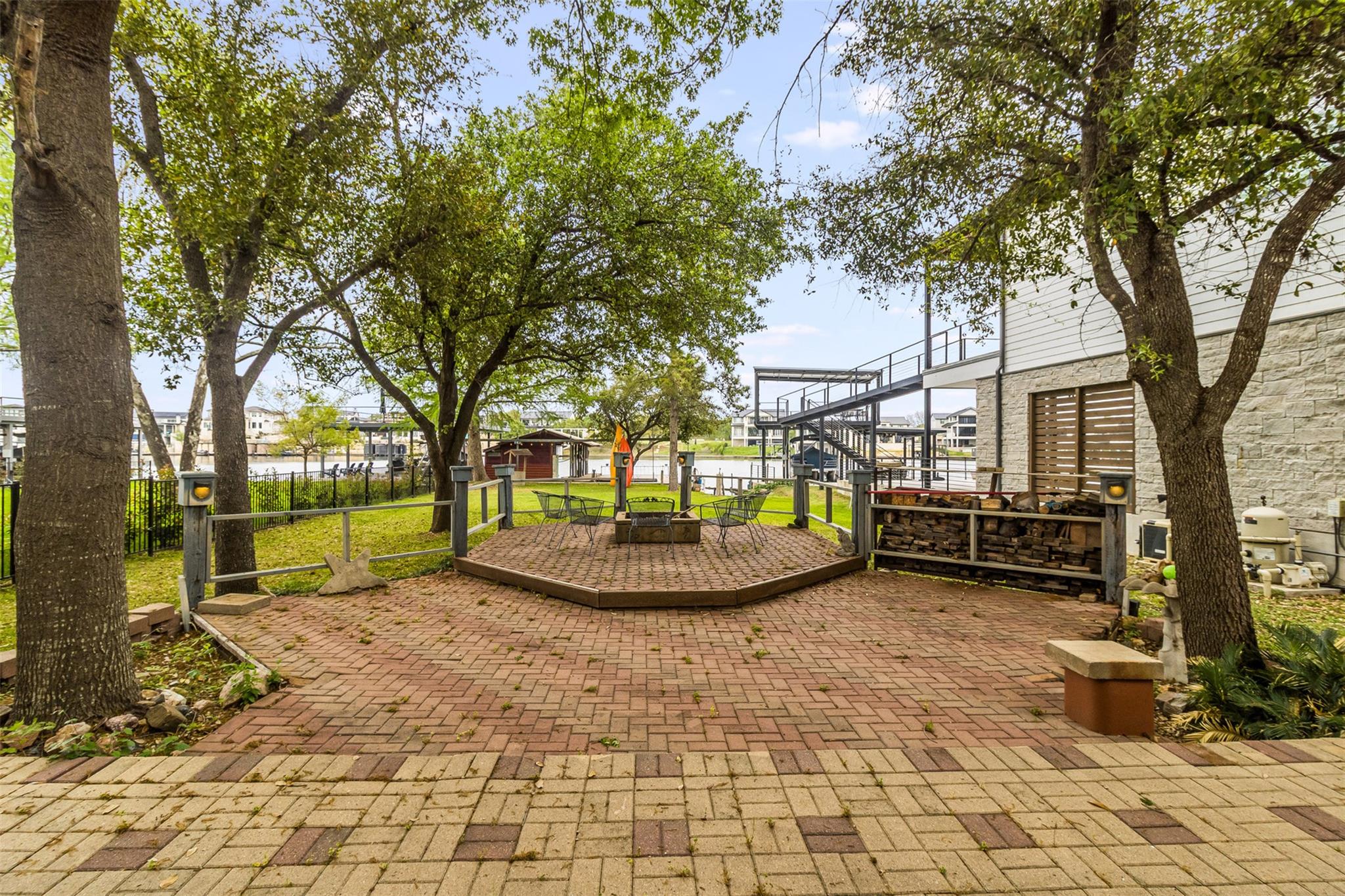 320 Harris Loop