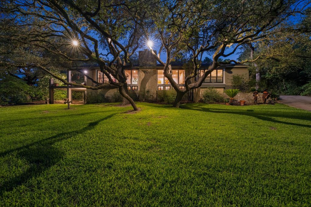 Photo of 18 Sundown PKWY, Austin, TX 78746 (MLS # 7732521)