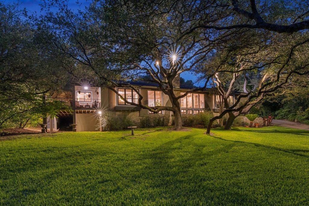 Photo of 18 Sundown PKWY, Austin, TX 78746 (MLS # 7732521)