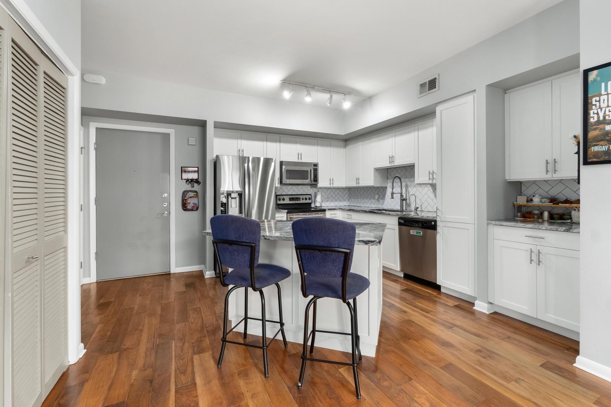 54 Rainey ST 609