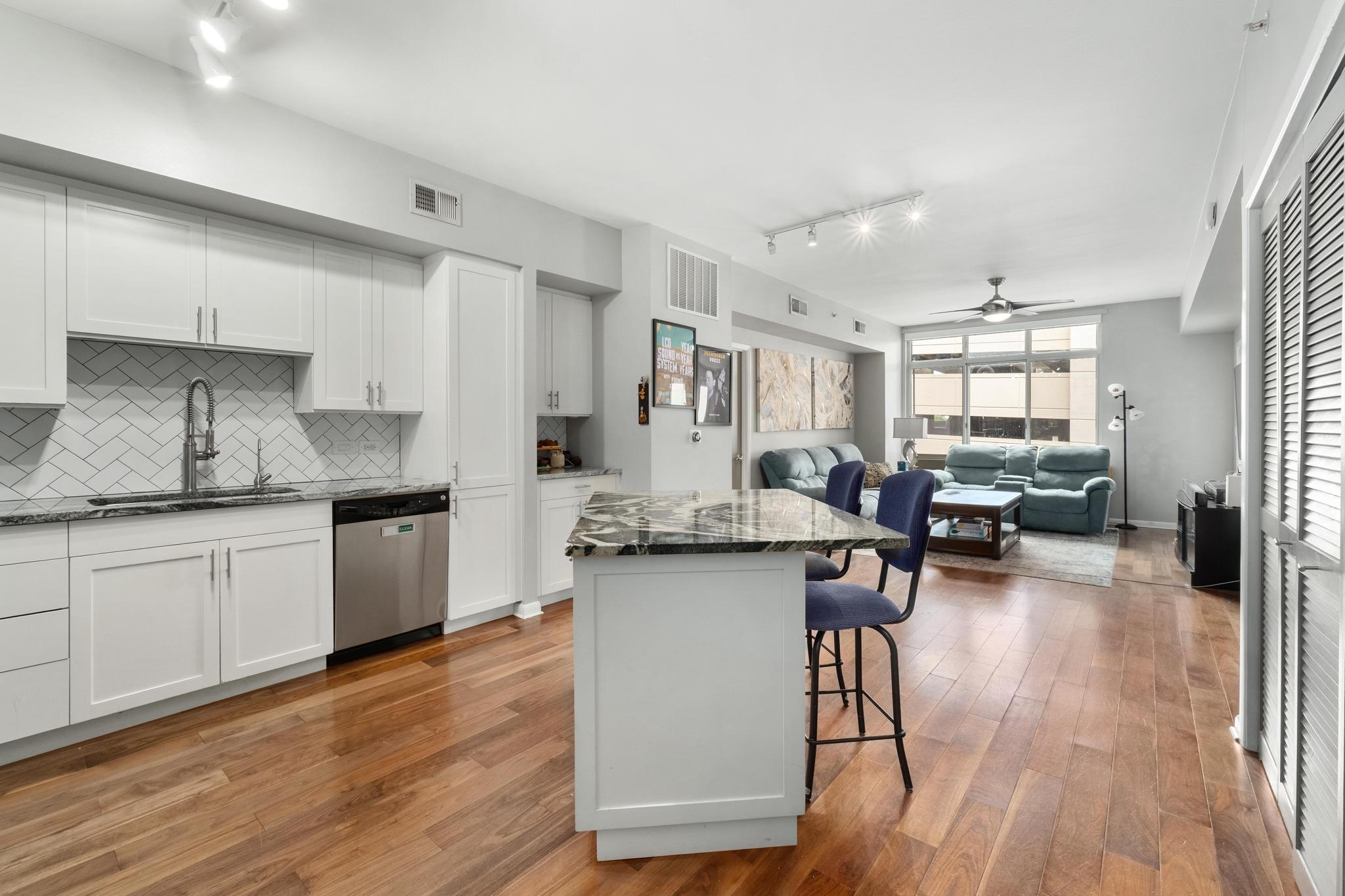 54 Rainey ST 609