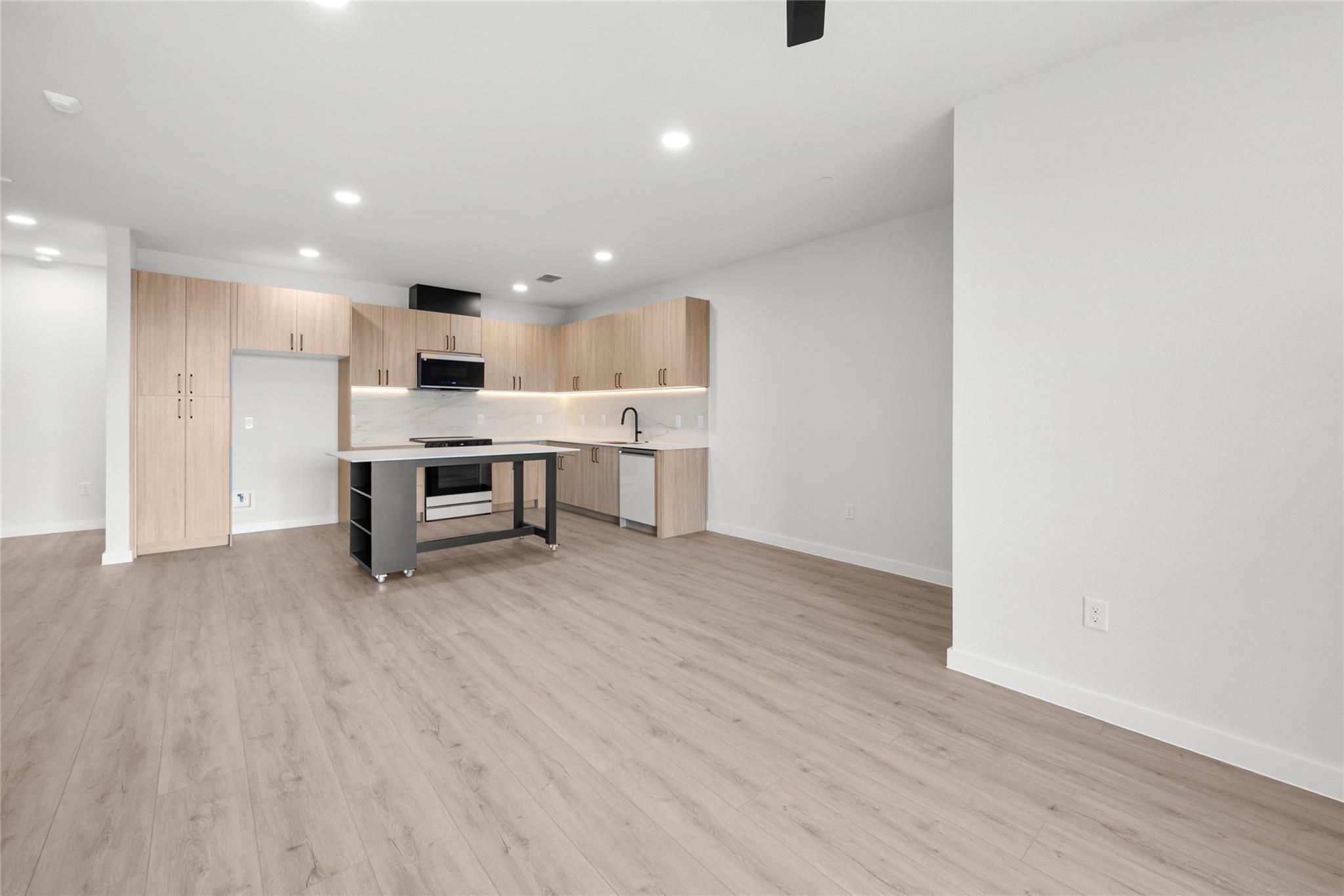 634 Central PKWY 1211