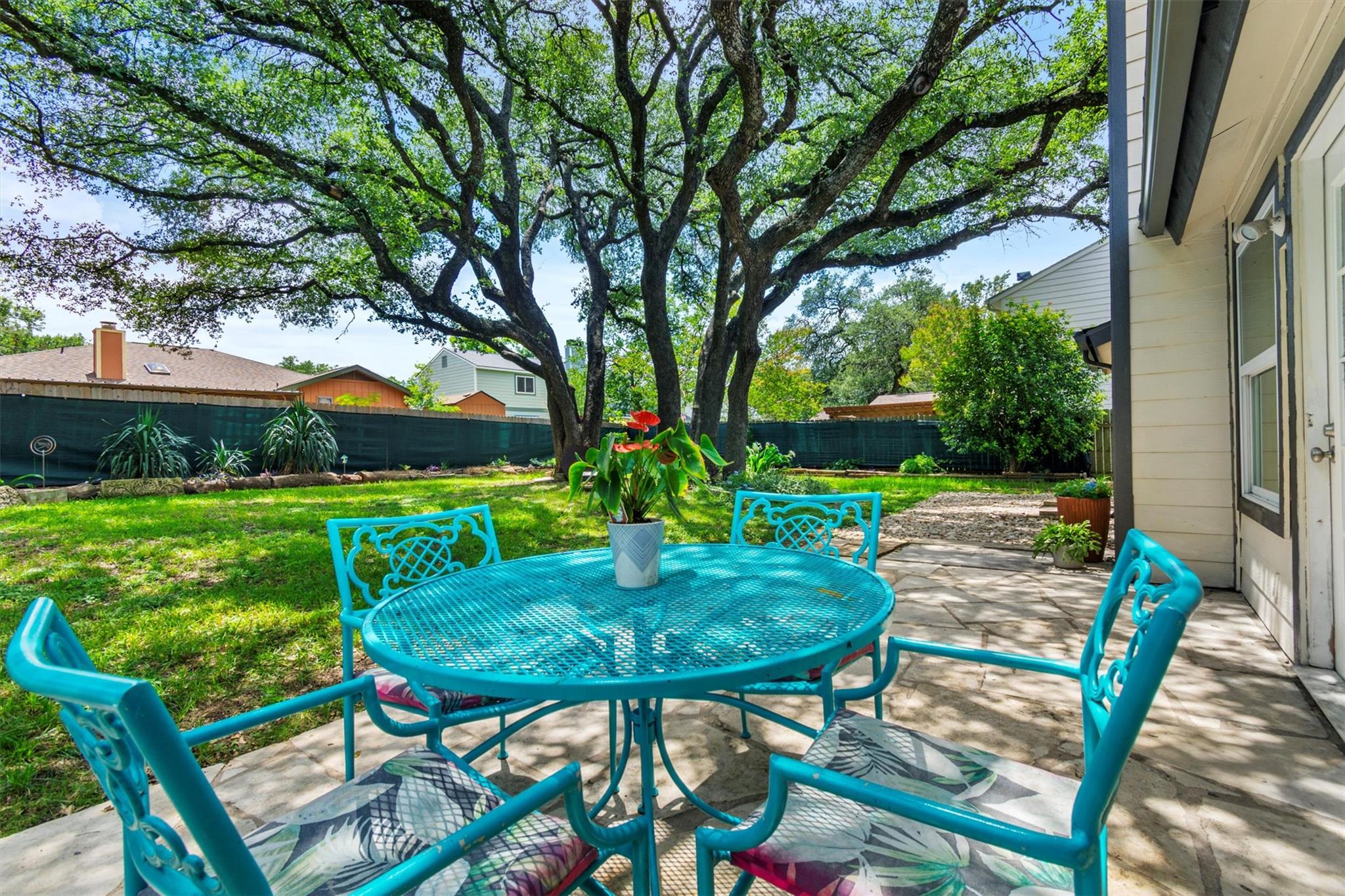 1305 Doonesbury DR