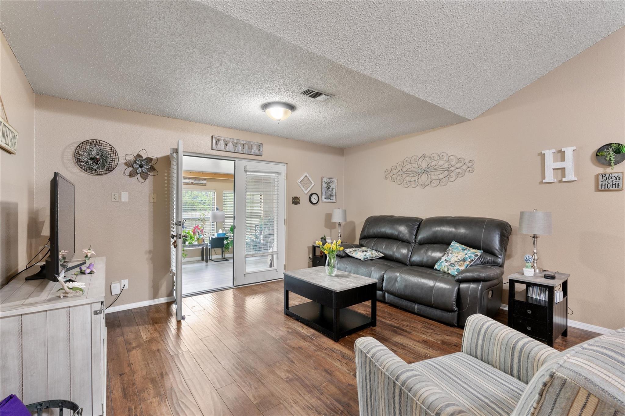 401 Drake LN