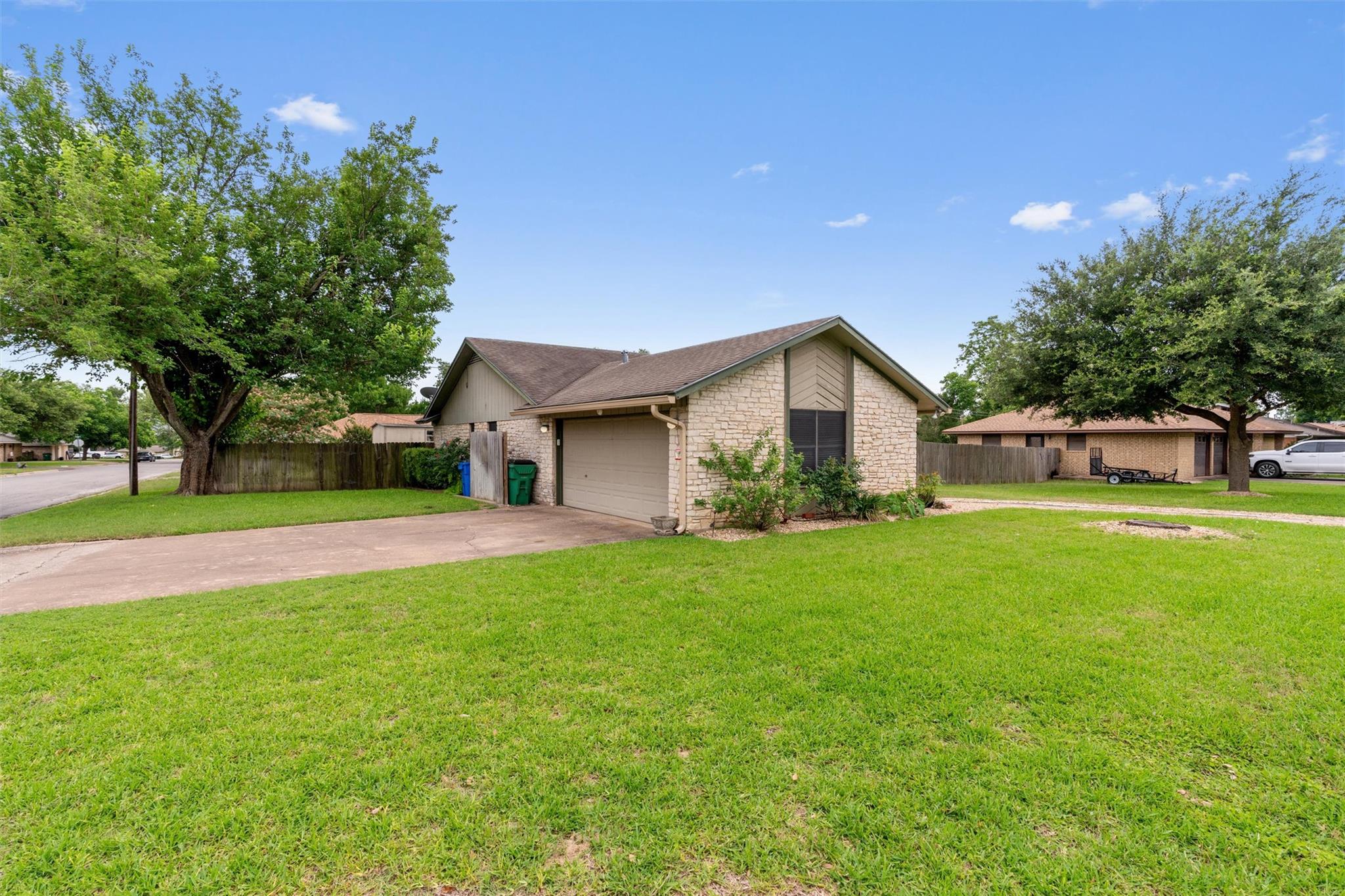 401 Drake LN