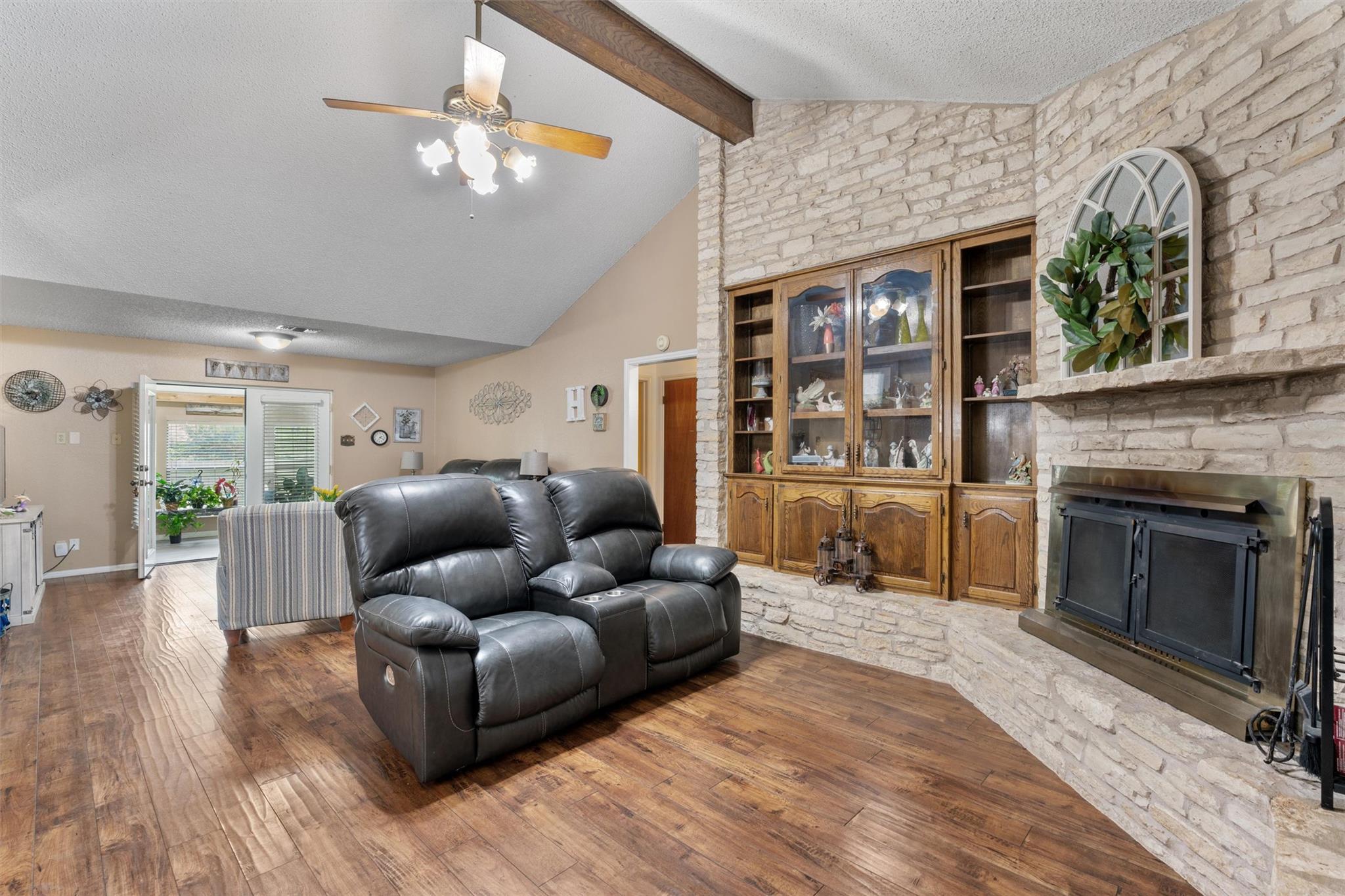 401 Drake LN