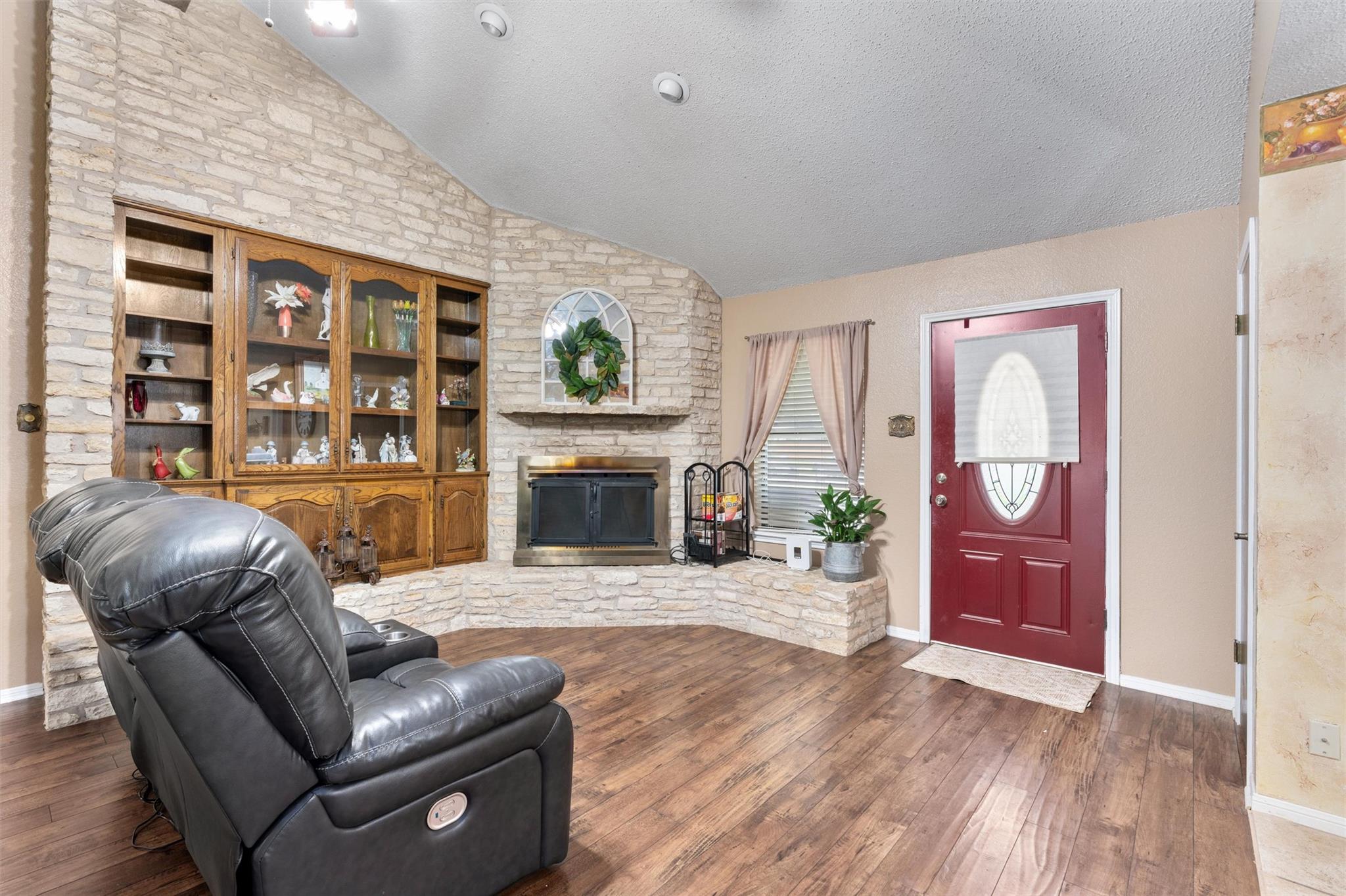 401 Drake LN