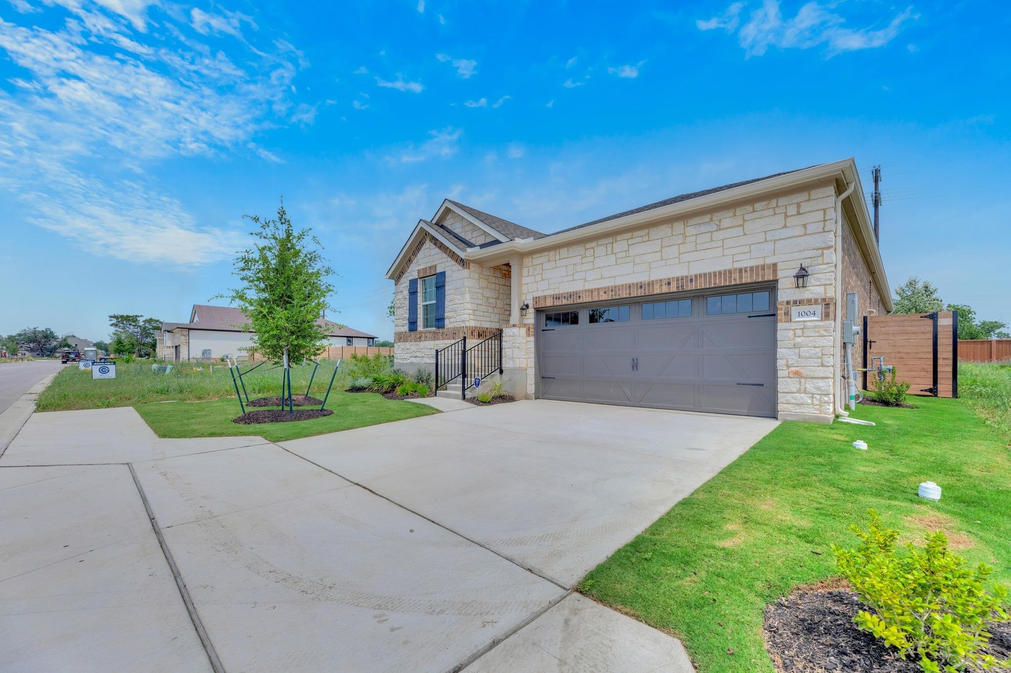 1004 Stonehill DR