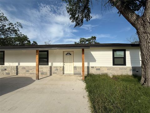 Photo of 800 OLD THORNDALE RD, Taylor, TX 76574 (MLS # 2051791)